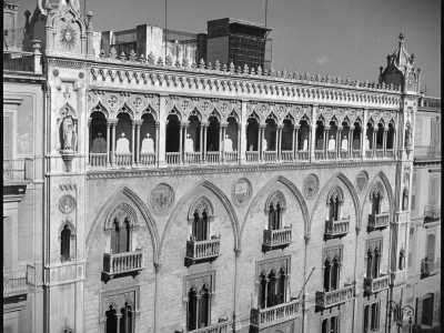 E tra foto in bianco e nero di Palazzo Fizzarotti (requisito dalle forze anglo-americane per ospitare un circolo)...


(F. Alexander Turnbull Library, Welligton, NZ. Ref. DA-04517-F)